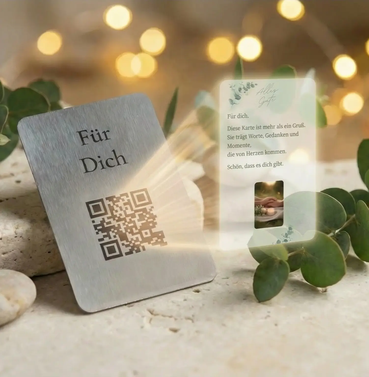 Silberne Monvou Metallkarte „Für Dich“ mit individuellem QR-Code neben einer Vorschau der persönlichen digitalen Botschaft