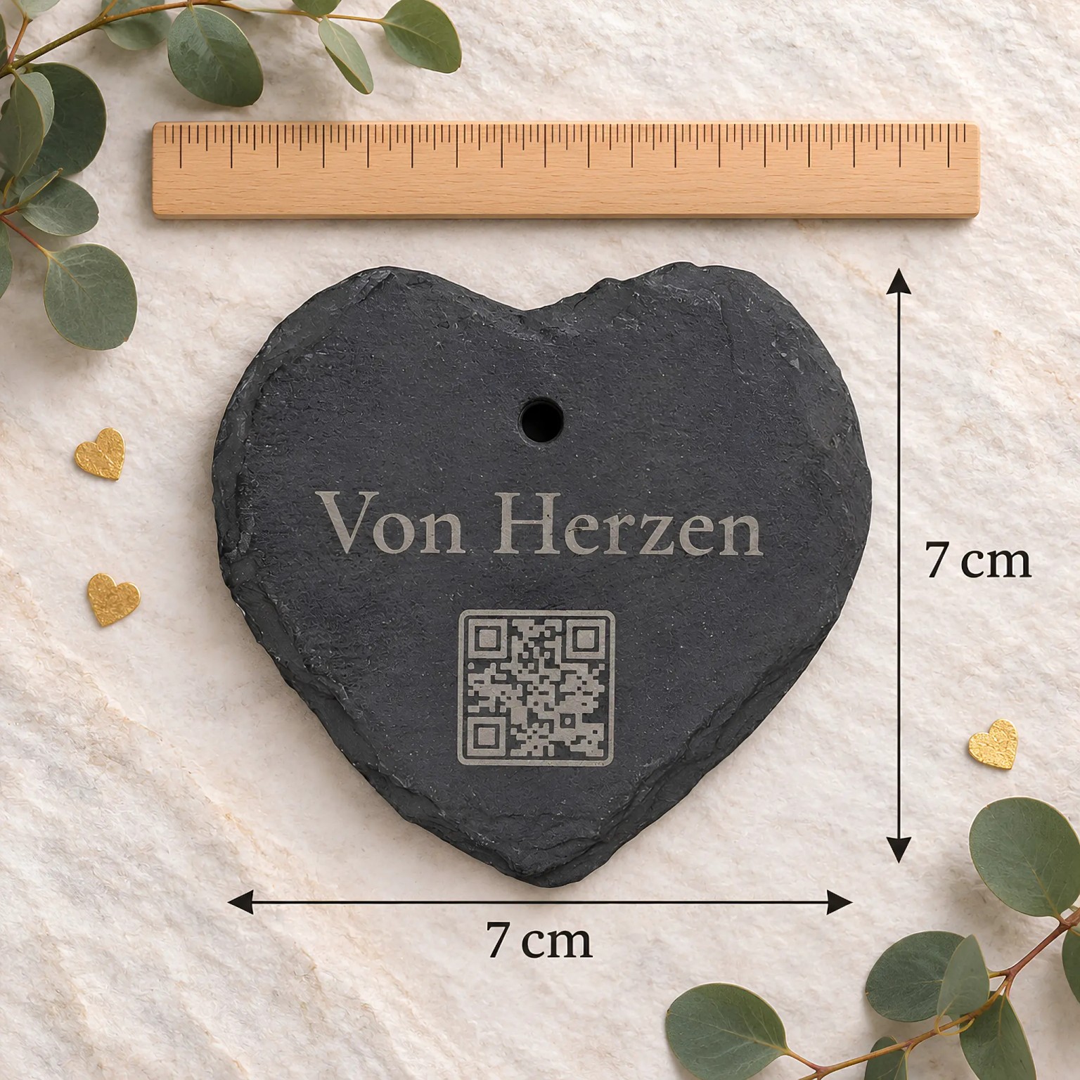 Schieferherz „Von Herzen“ mit QR-Code und Maßpfeilen: ca. 7 cm breit und 7 cm hoch