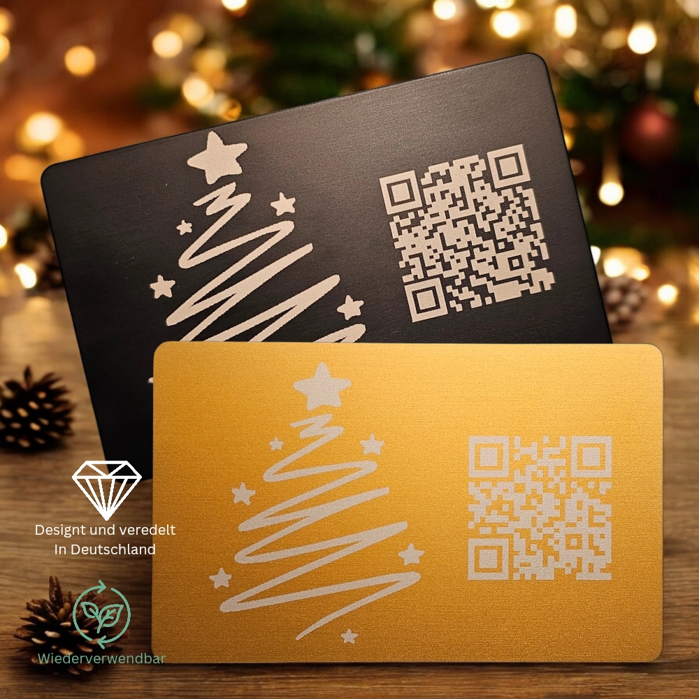 MONVOU Weihnachtskarte: Hochwertige Metallkarte in elegantem Design, abgebildet in festlicher Umgebung, mit einem QR-Code für personalisierbare digitale Weihnachtsbotschaften.