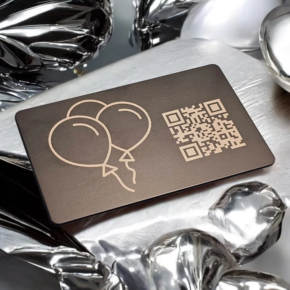 Detailansicht der Vorderseite einer schwarzen Geburtstags-Metallkarte mit Luftballons und QR-Code, perfekt für persönliche Glückwünsche.