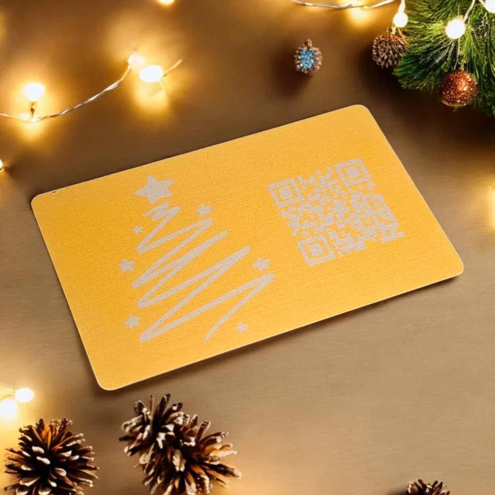 Vorder- und Rückseite der goldenen MONVOU Weihnachts-Metallkarte – elegantes Design für festliche digitale Botschaften.