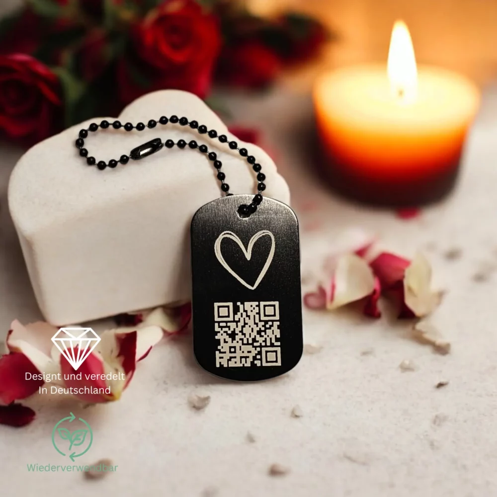 Der Heart-Anhänger von MONVOU mit filigraner Kette, stilvoll auf rustikalem Holz präsentiert – die perfekte Kombination aus Eleganz und Funktion.