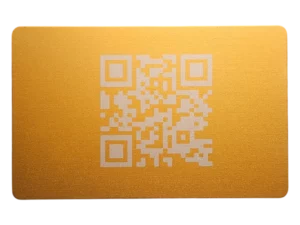 Goldene Metallkarte The Code mit graviertem QR-Code und stilvollem Design für besondere Botschaften.