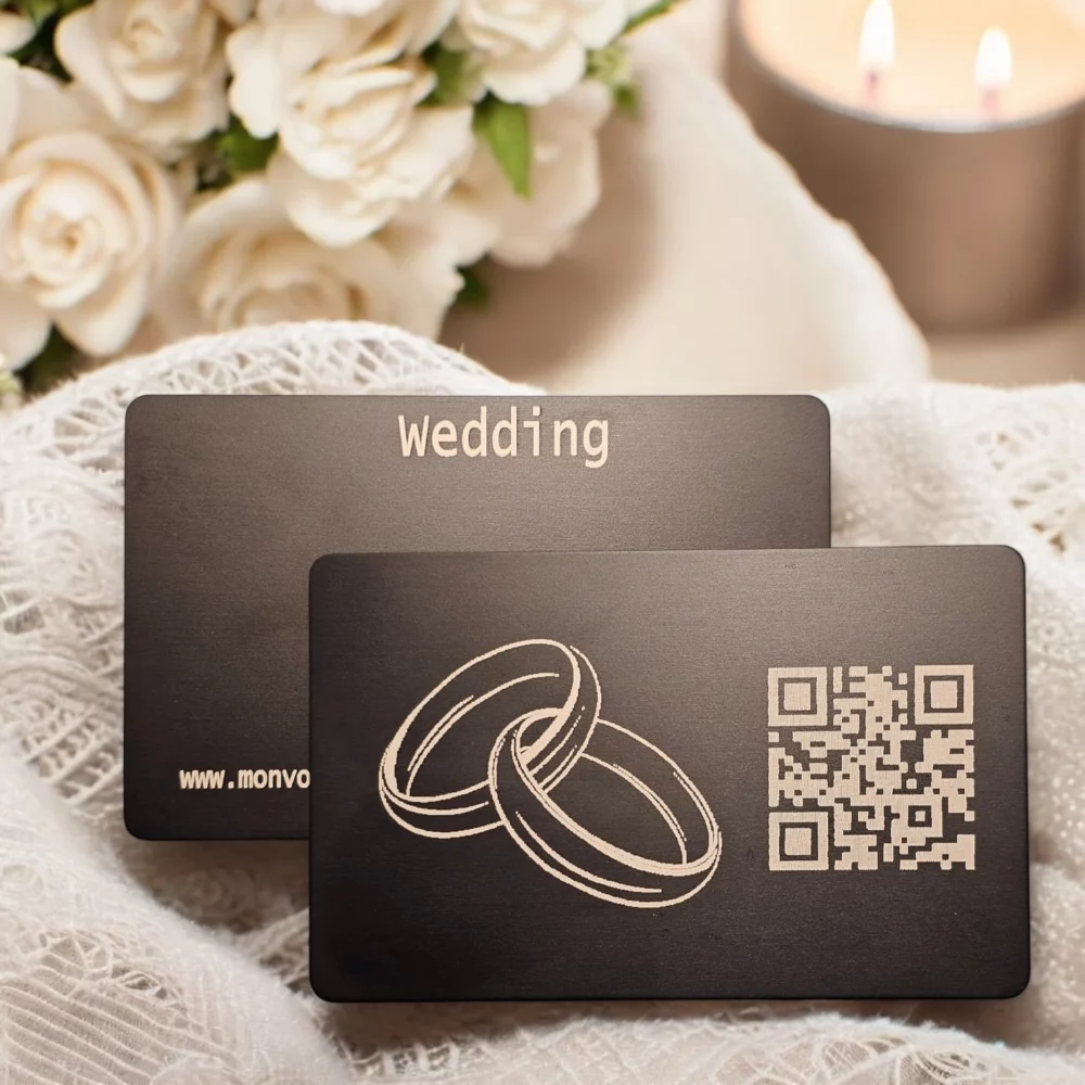 Vorder- und Rückseite der schwarzen MONVOU Wedding-Karte mit elegantem Design und QR-Code für digitale Botschaften.