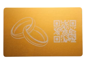 Goldene Metallkarte Wedding mit graviertem QR-Code und stilvollem Design für besondere Botschaften.