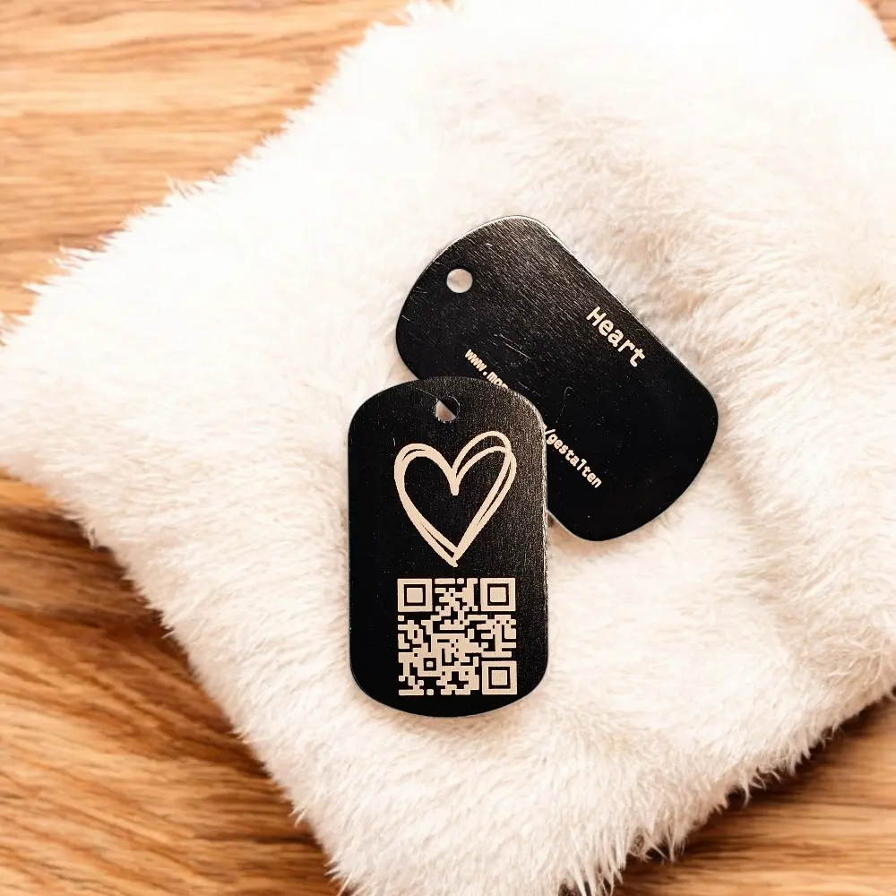 Die Vorder- und Rückseite des eleganten MONVOU Heart-Anhängers, mit präziser Gravur und zeitlosem Design, ideal für persönliche Botschaften und Geschenke.