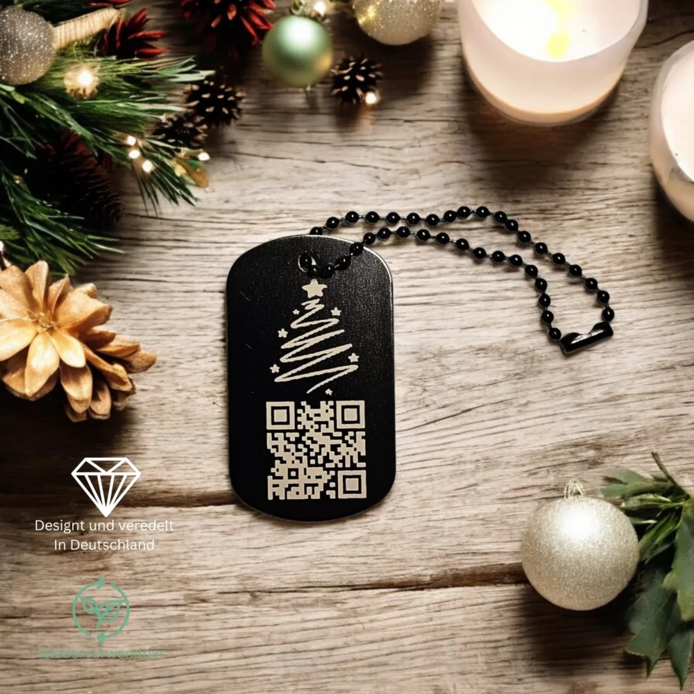 Nahaufnahme eines stilvollen Metall-Anhängers mit graviertem Weihnachtsbaum-Motiv und QR-Code, befestigt an einer edlen Kette, ideal für Geschenke wie Flaschen oder andere Dekorationen.