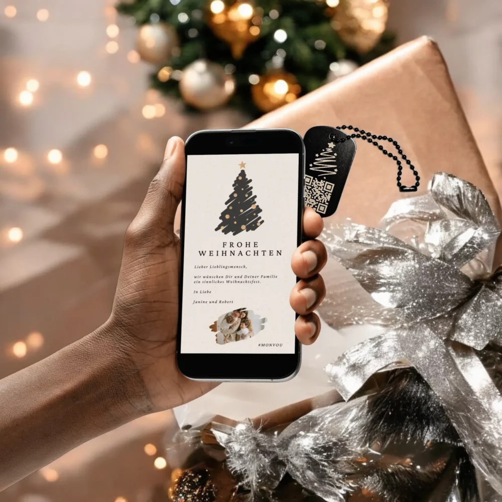 Ein Smartphone scannt den QR-Code auf einem Metall-Anhänger mit Weihnachtsbaum-Motiv, um eine digitale Nachricht abzurufen.