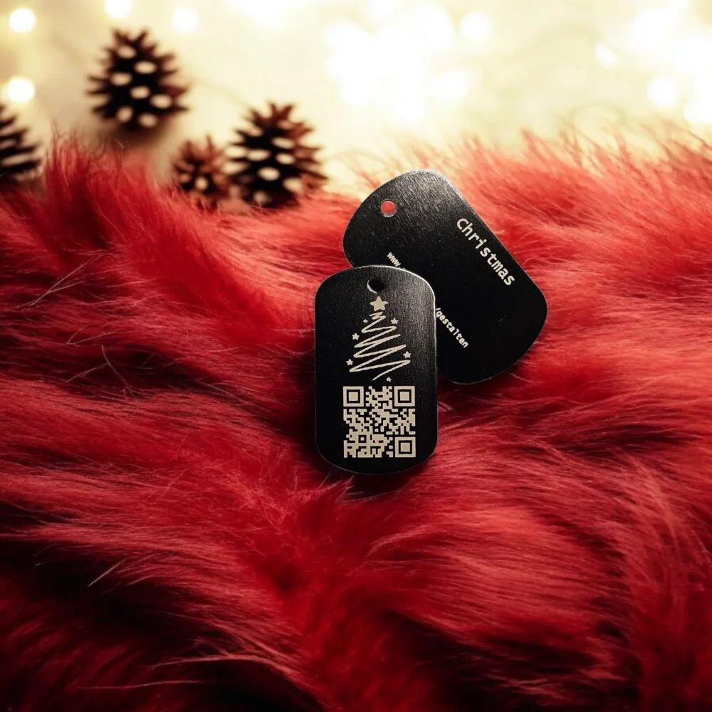 Vorder- und Rückansicht eines hochwertigen Metall-Anhängers mit Weihnachtsbaum-Gravur und QR-Code, der digitale Botschaften zugänglich macht – perfekt als kreativer Weihnachtsgruß.