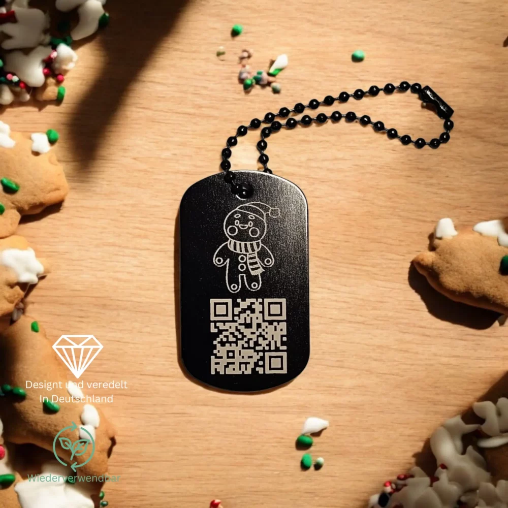 Metallanhänger mit graviertem Lebkuchenmann-Motiv und QR-Code, befestigt an einer Kette – ideal zum Anhängen an Geschenke oder Flaschen