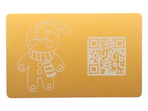 Goldene Metallkarte Gingerbread man mit graviertem QR-Code und stilvollem Design für besondere Botschaften.