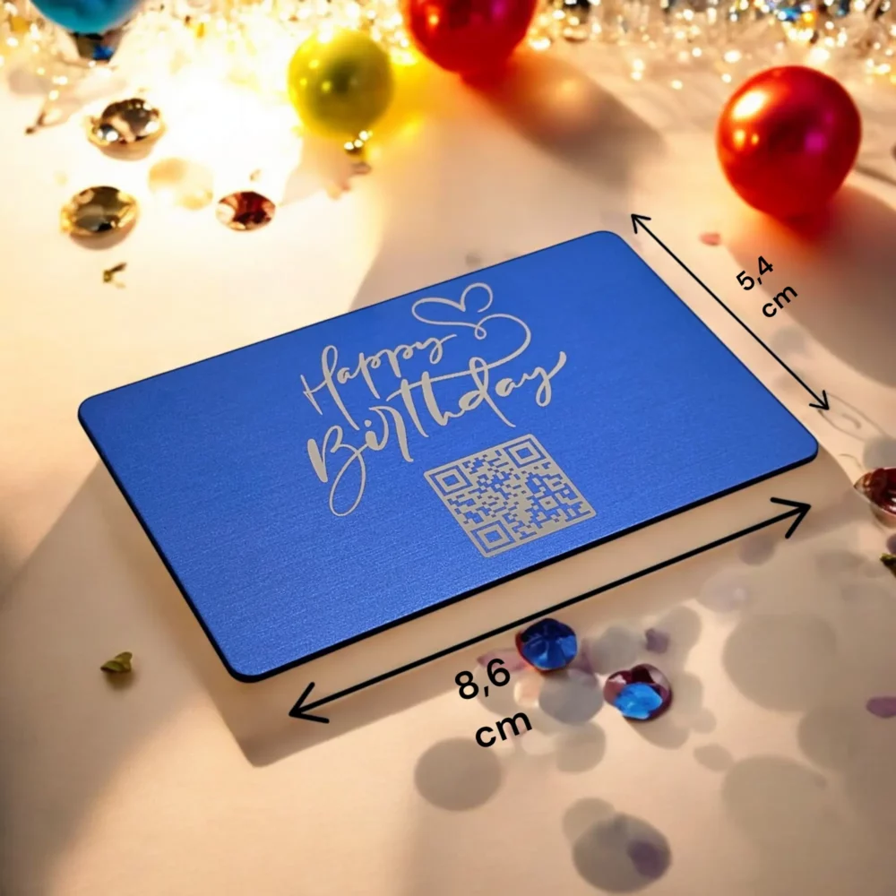 Die blaue Happy Birthday Metallkarte von vorne mit Angabe der Größe 8,4 cm x 5,6 cm für einen detaillierten Überblick.