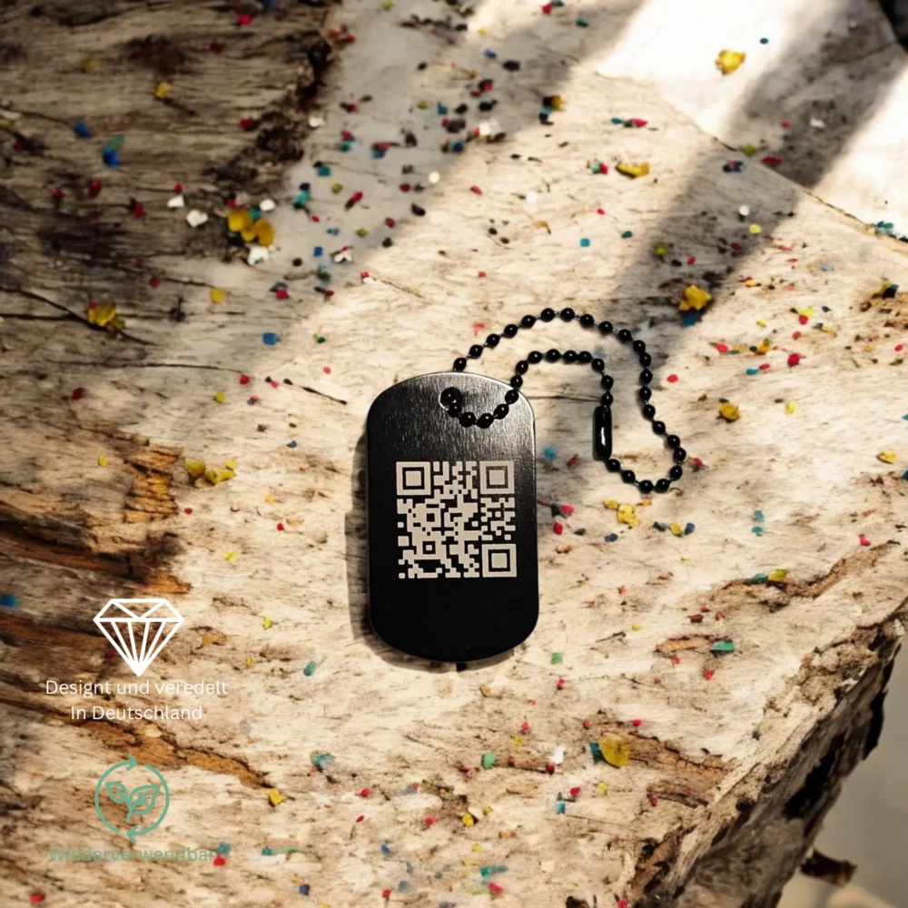 Anhänger The Code mit graviertem QR-Code auf der Vorderseite, minimalistisch und modern.