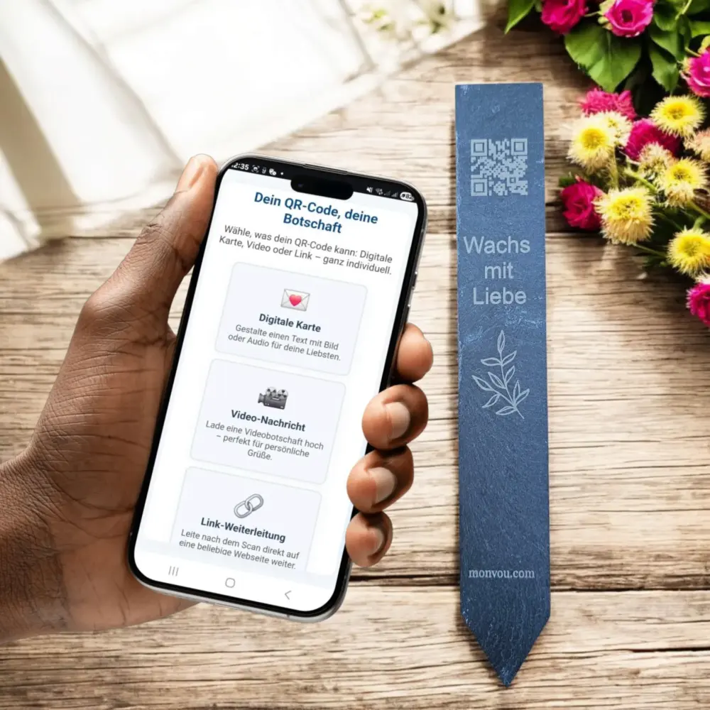 Smartphone scannt QR-Code auf graviertem Schiefer Blumenstick – individuelle digitale Nachricht gestalten.