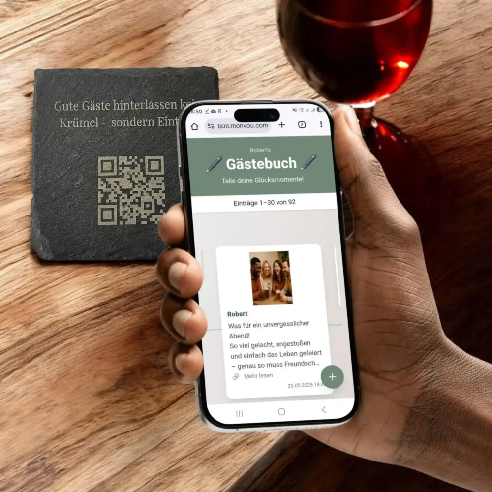 Smartphone scannt QR-Code auf Schieferuntersetzer – digitales Gästebuch wird geöffnet.
