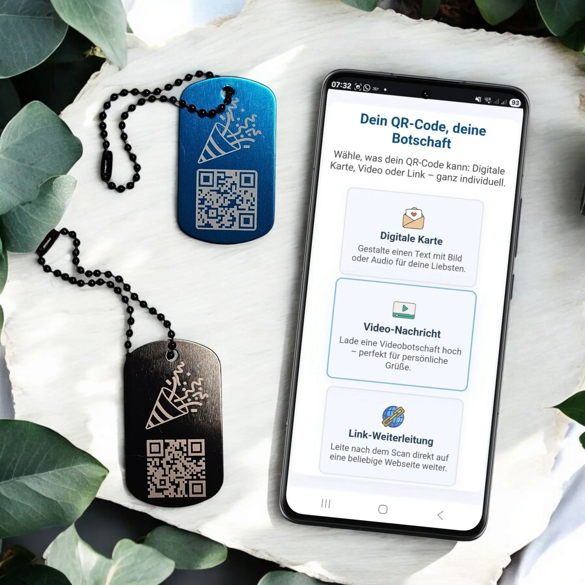 Schwarzer und blauer Party Popper QR-Anhänger mit Smartphone, das eine digitale Grußkarte zeigt – individuell gestaltbar mit Text, Video oder Link.