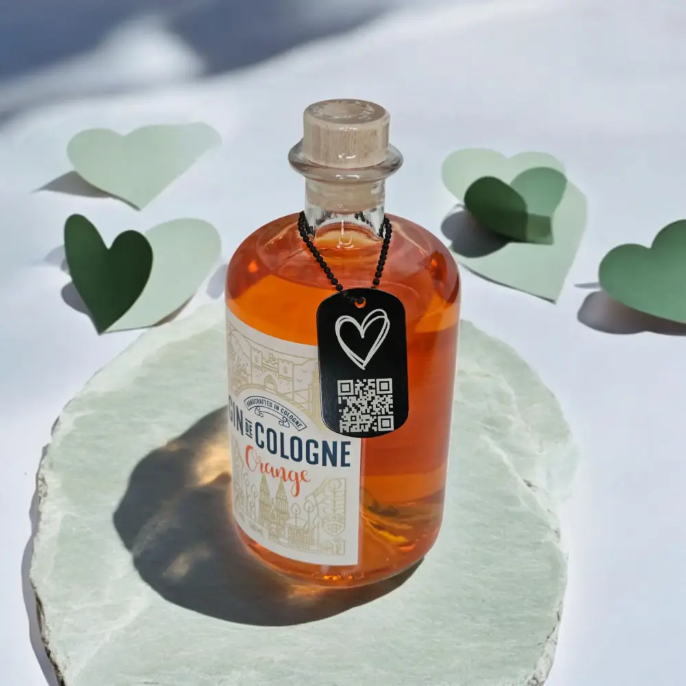 Herz-Anhänger mit QR-Code als Geschenkdekoration an einer Flasche – individuell graviert
