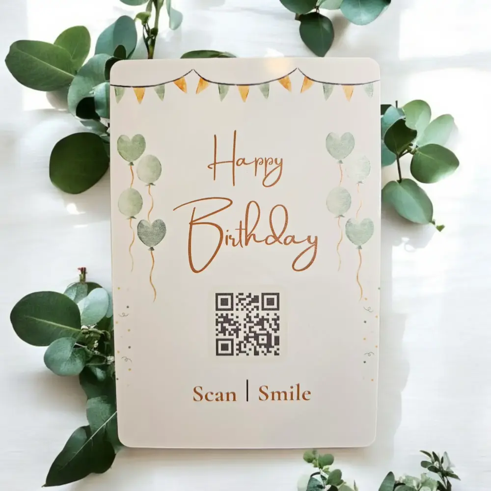 Hochwertige bedruckte Metallkarte „Happy Birthday“ mit QR-Code zum Personalisieren von Monvou. Perfekt als digitale Geburtstagskarte für individuelle Botschaften.