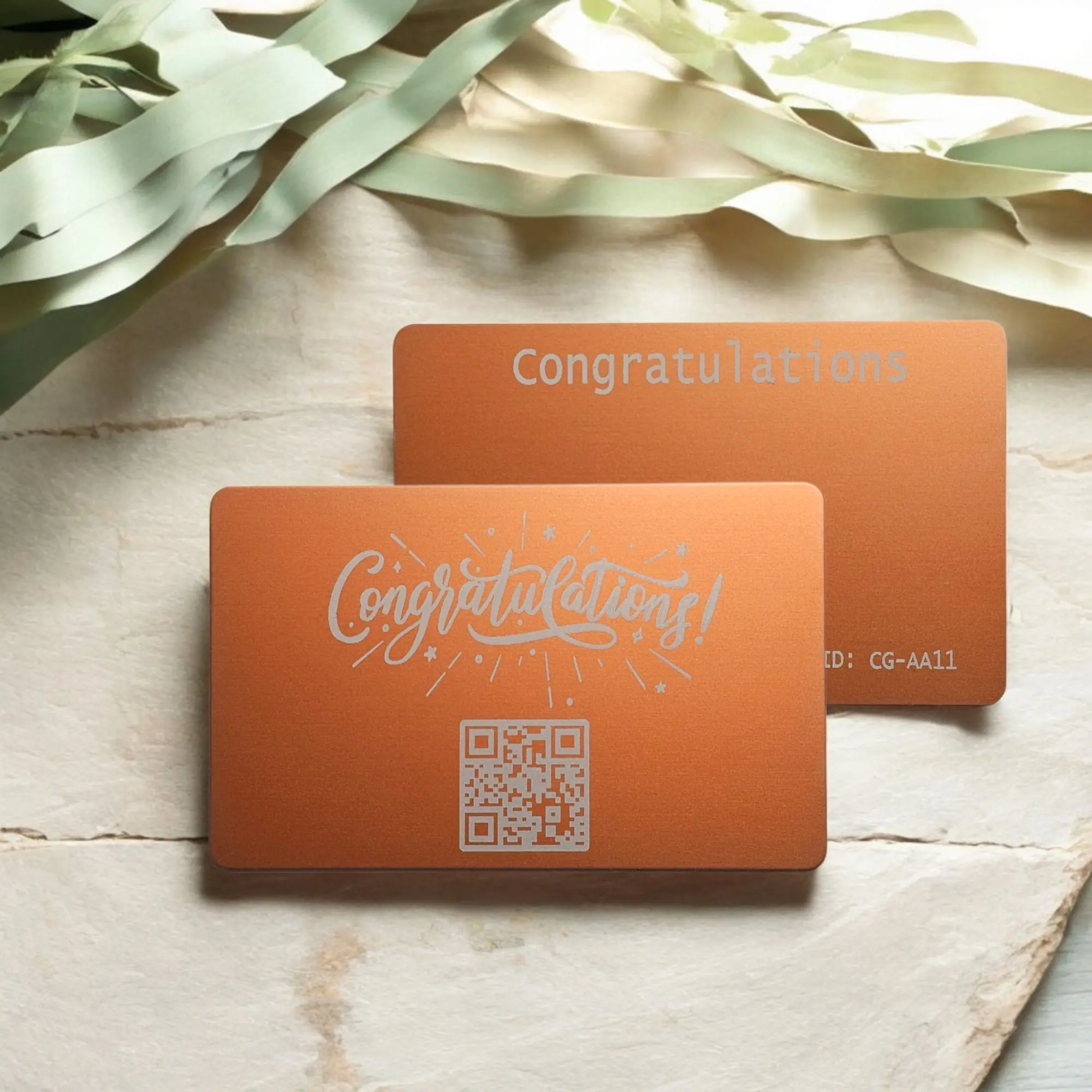 Roségoldene Metallkarte mit weißer Congratulations-Gravur und QR-Code – moderne Botschaft zum Gratulieren