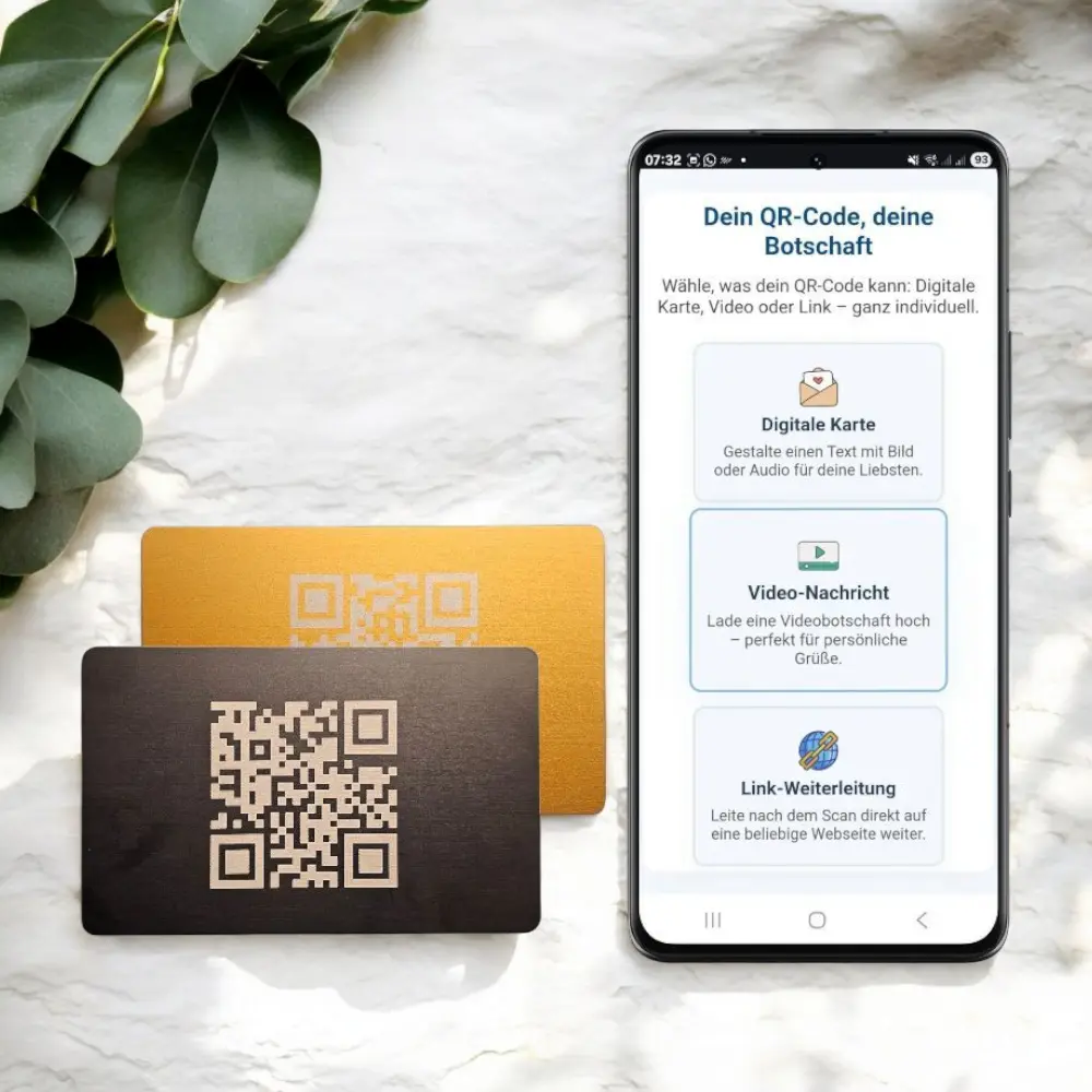 Gravierte Metallkarten mit QR-Code und Smartphone, das verschiedene digitale Optionen wie Textkarte, Videonachricht oder Link zeigt