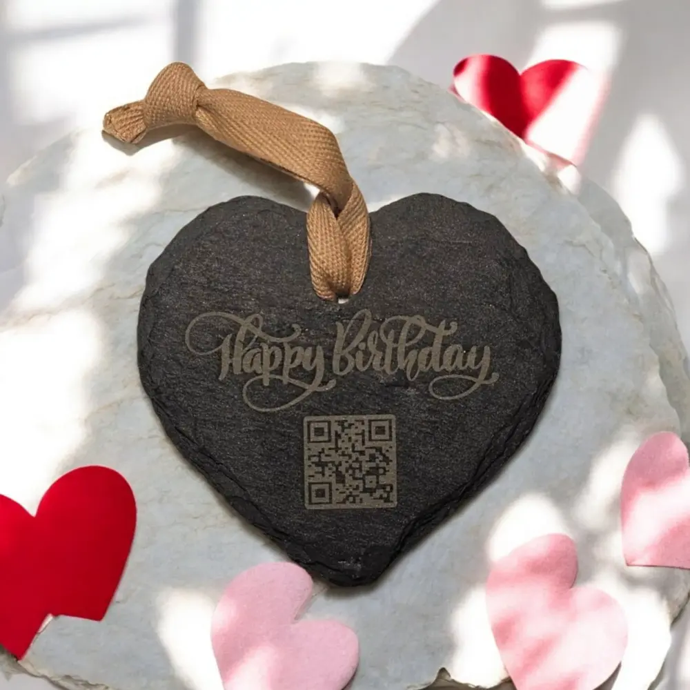 Herzförmiger Schieferanhänger mit QR-Code und Geburtstagsgravur, liebevoll dekoriert mit roten und rosa Herzen