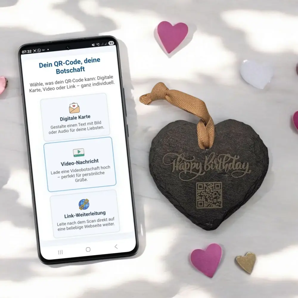 Schieferherz mit Happy-Birthday-Gravur und QR-Code, daneben Smartphone mit Auswahl für digitale Botschaft