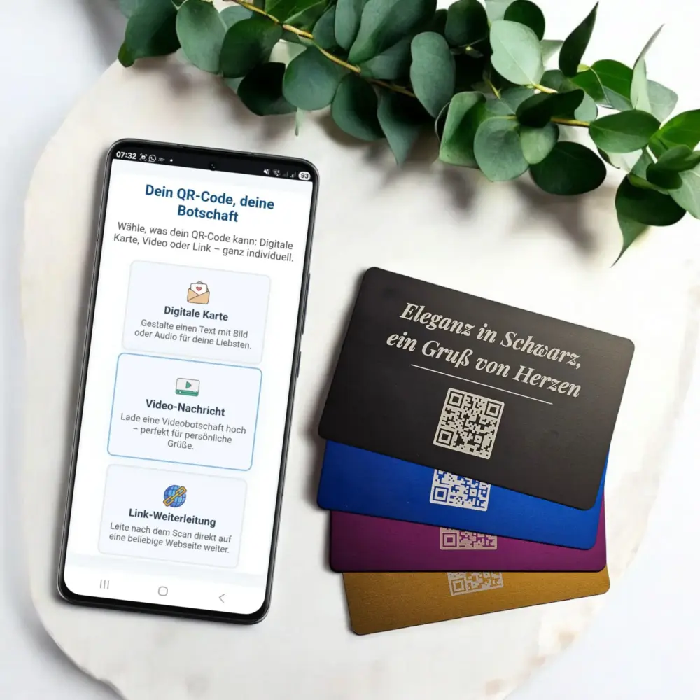 Gestapelte Metallkarten der Words-Kollektion mit QR-Code zur Übermittlung digitaler Grüße oder Videos.
