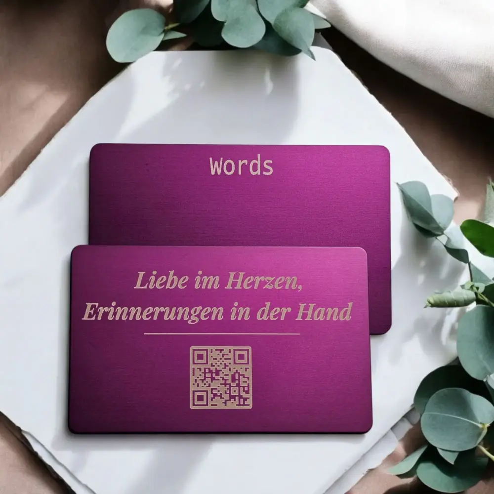 Violette Metallkarte mit liebevoller Gravur und QR-Code zur Weitergabe einer individuellen digitalen Botschaft