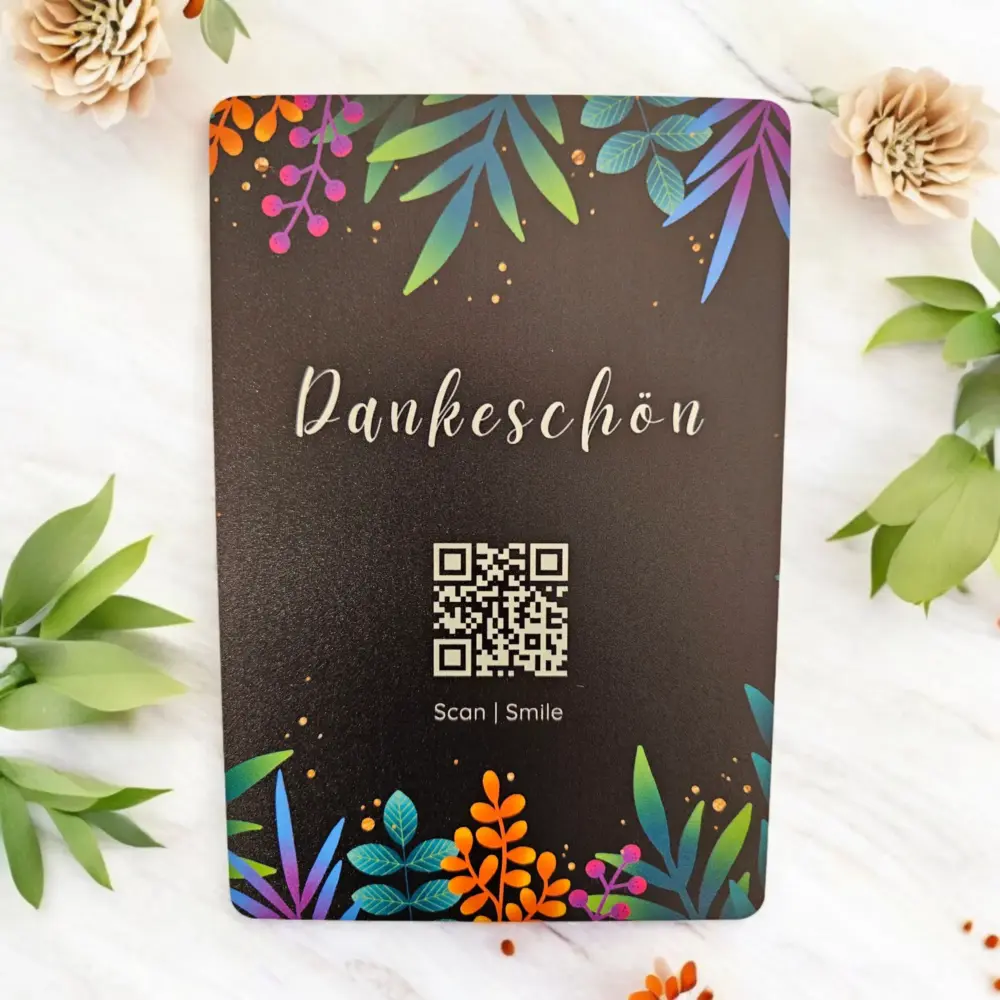 Bedruckte Metal Prints Dankeschön Metallkarte mit QR-Code und buntem Blumenmotiv auf hellem Untergrund – persönliches, digitales Geschenk zum Danke sagen.