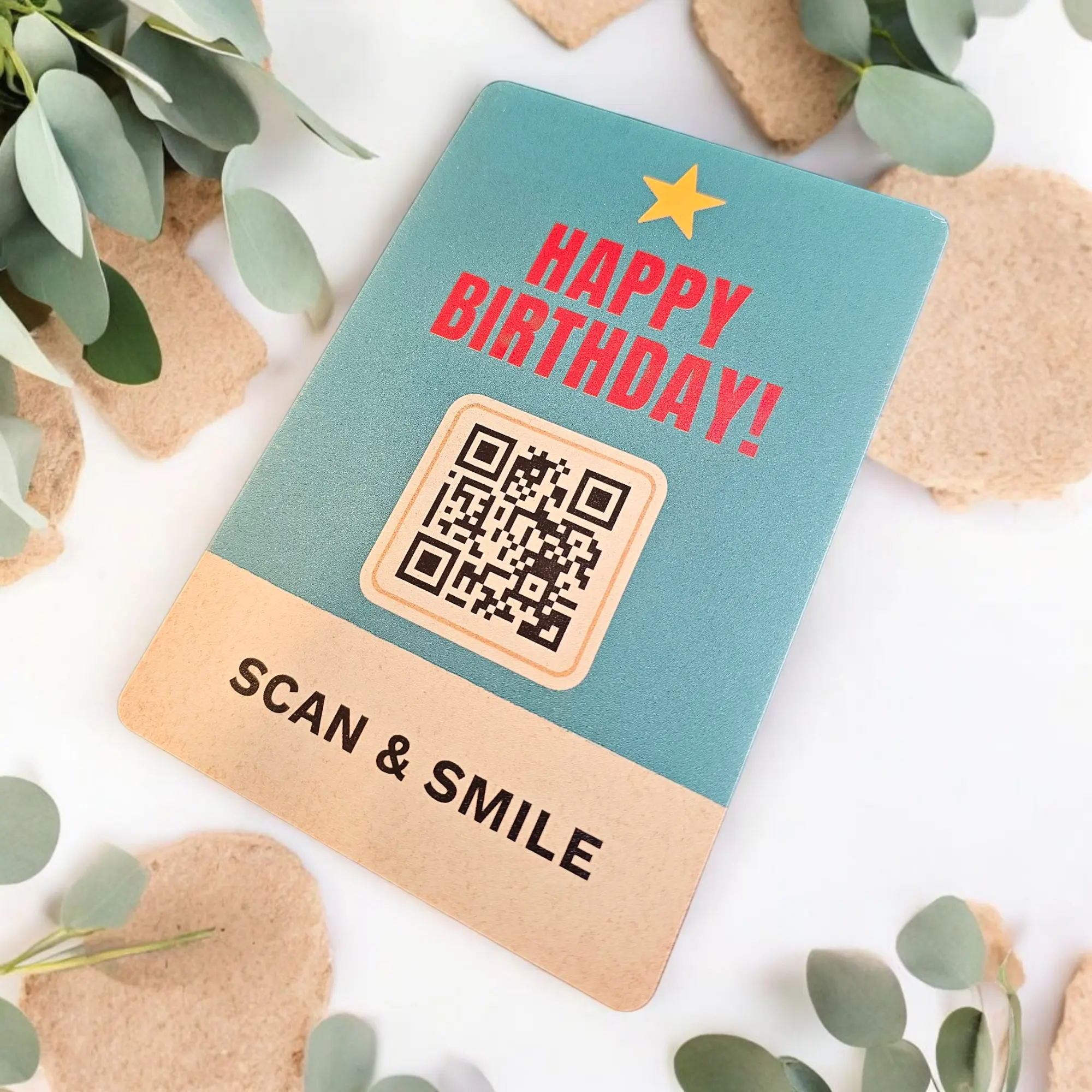 Vintage Happy Birthday Metallkarte im Retro-Stil mit Scan & Smile Schrift, gelbem Stern und QR-Code, dekoriert mit Eukalyptus und Trockenblumen