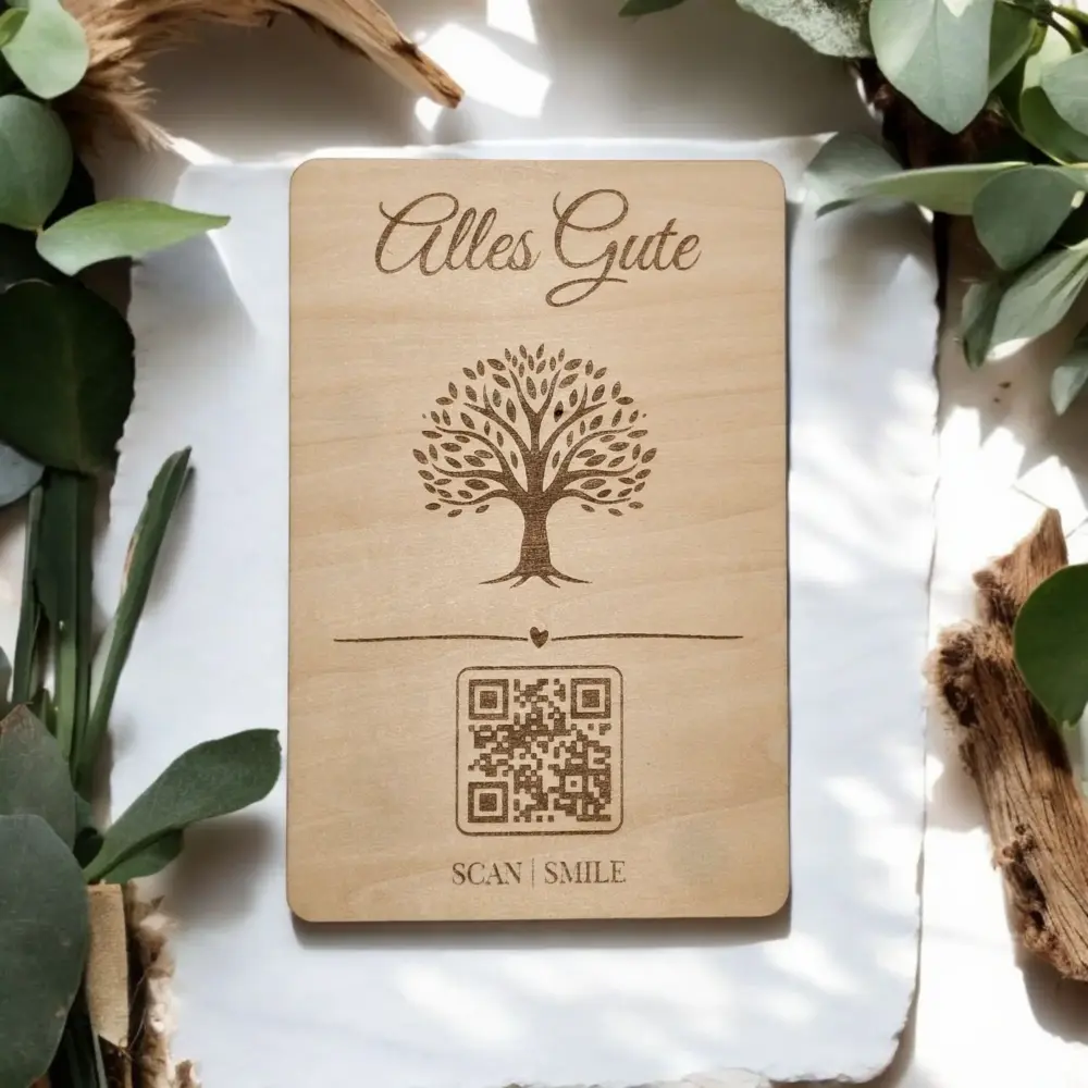 Holzkarte „Alles Gute“ mit graviertem QR-Code und Baum-Motiv von MONVOU